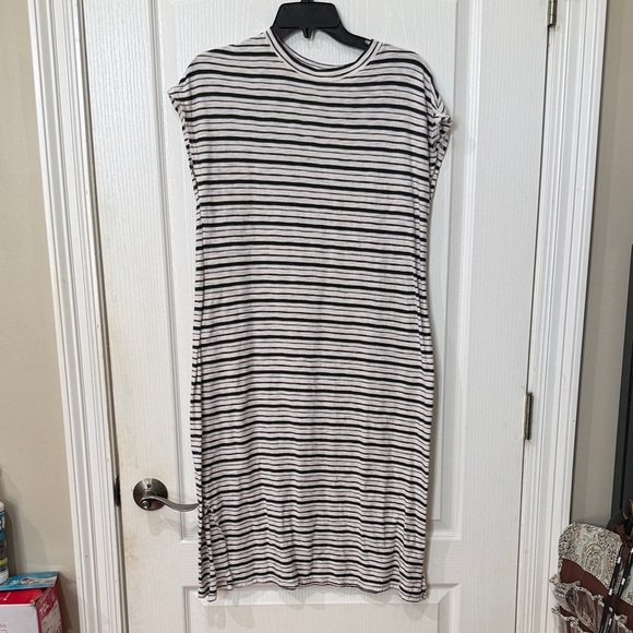 Universal Thread Dresses & Skirts - Universal thread size medium, short sleeve, black, and white striped midi dress